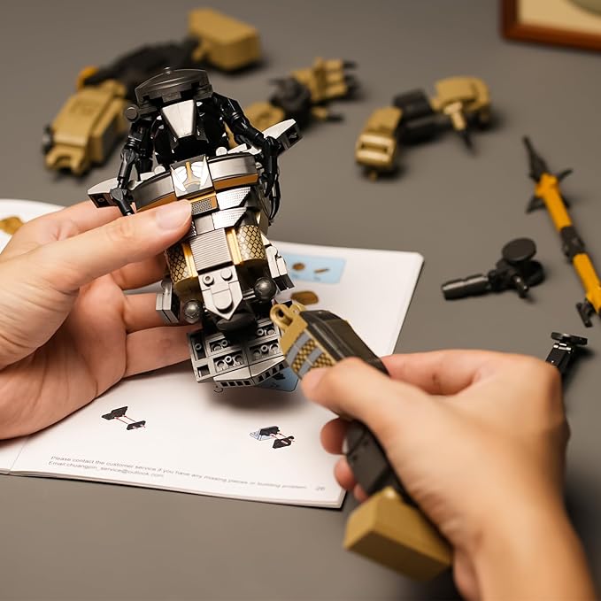 Xenomorph Horror Action Figure Building Kit Compatible with Lego for AdultsCool Halloween Toy for Boys 8-14 Years Up 558pcs