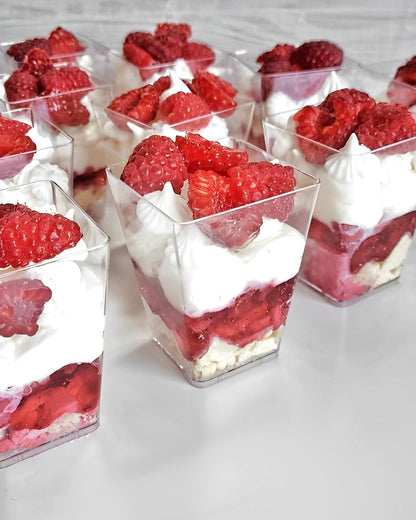 YunKo 5oz Dessert Cups with Flat Lids and Spoons, Plastic Mini Parfait and Appetizer Cups, Great for Party, Vasos Para Postres Con Tapa 100 Pack