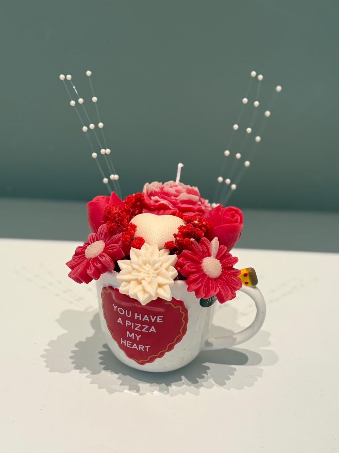 Valentine Floral Candle Arrangement in Mug – Handcrafted Soy Wax Flower Bouquet – Romantic Gift for Her – Red & Blush Decorative Home Décor – Valentine Edition No. 24