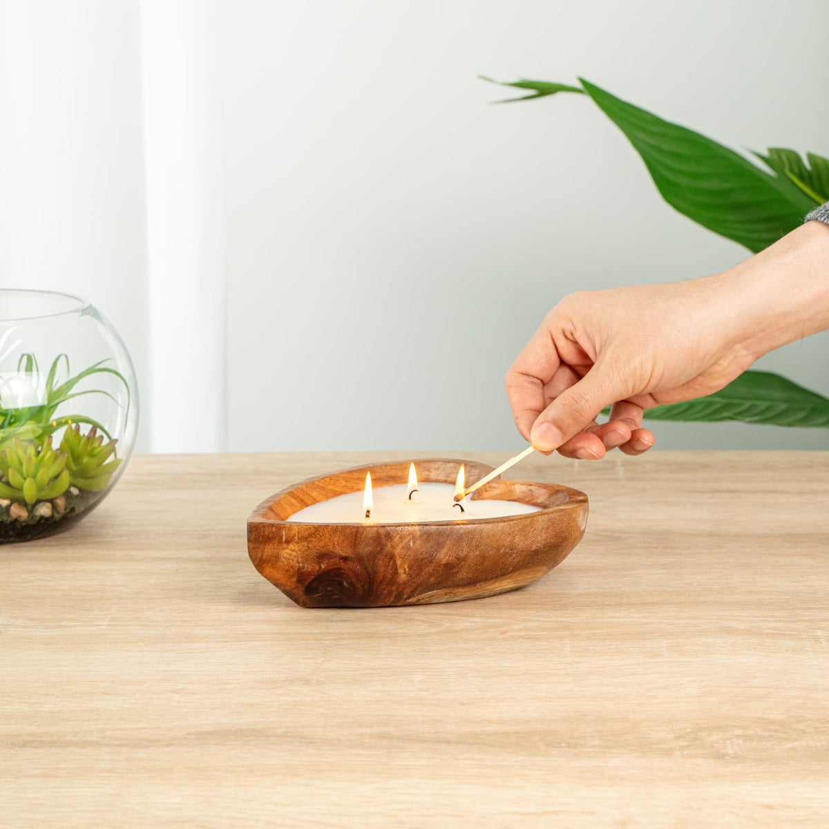 Restaurantware Wooden Bowl Candle - Case of 1-7.09 x 5.51 x 1.97 Inches - Soy Wax Aromatherapy Candle - Handmade Design - Brown Heart Shaped Home Decor