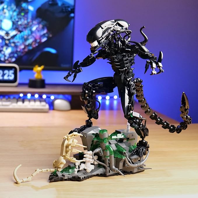 Xenomorph Building Set MOC Alien Action Figure Kit Compatible with Lego Horror Sci - Fi Collectible Model Figure &amp Detailed Base for Adults Kids Birthday for Movie Fans Aged 8+ 958PCS