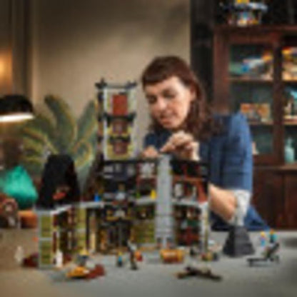 LEGO Icons Haunted House Building Set 10273 Haunted House Kit Creative Crafts for Adults and Family Powered Up Ready Building Kit with 10 Minifigures Halloween Decoration to Build Together
