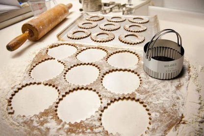 HULISEN Biscuit Cutter Set (5 Pieces/Set), Stainless Steel Round Biscuit Cutters with Handle, Wave Cookies Cutter with Fluted Edge, Professional Baking Dough Tools, Gift Package (Wave)