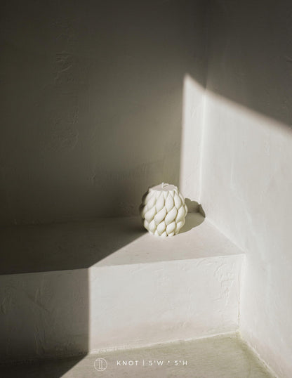 LAWA Knot Ball Candle - Large Beautiful Handmade Pillar Scented Soy Wax Elegant Bubble Aesthetic Candle Housewarming Gift Home Room Shelf Decor Idea White
