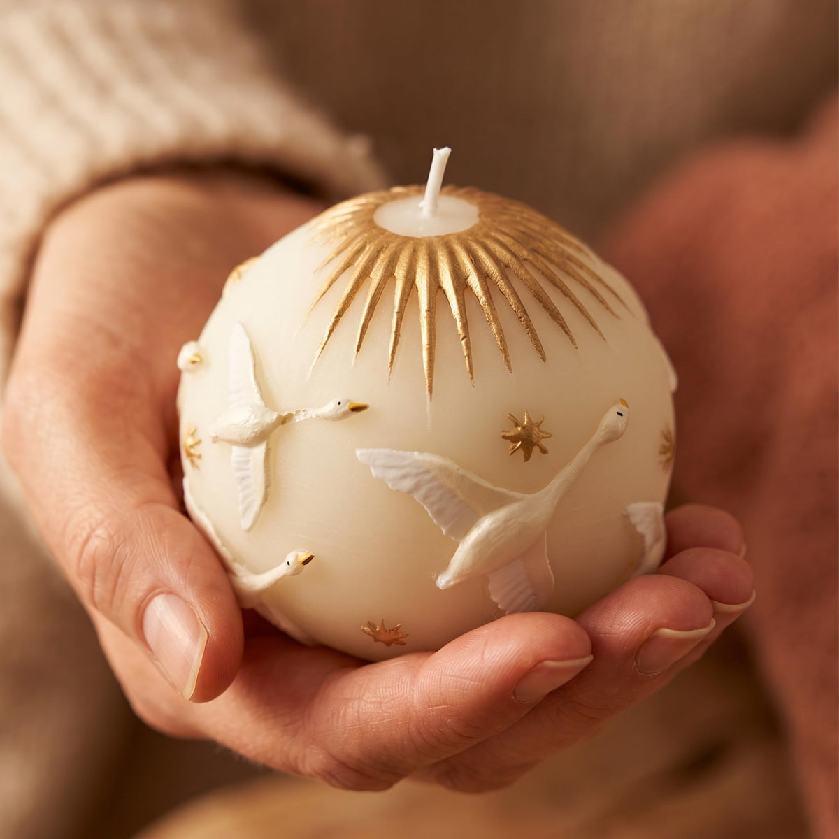 Hand-Painted Swan Ball Candles 7cm Round Soy Wax Scented Decor for Home Decorative Sphere Accent Aesthetic Gift for Women (Blue Ebony)