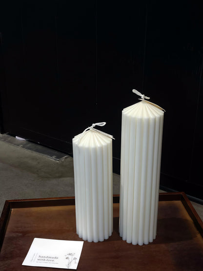 Hyznengu Ribbed Peak Pillar Candle- Large Handmade Scented Soy Wax Candle with Elegant Bubble Aesthetic， Housewarming Gift, Shelf & Coffee Table Centerpiece, White (Large)