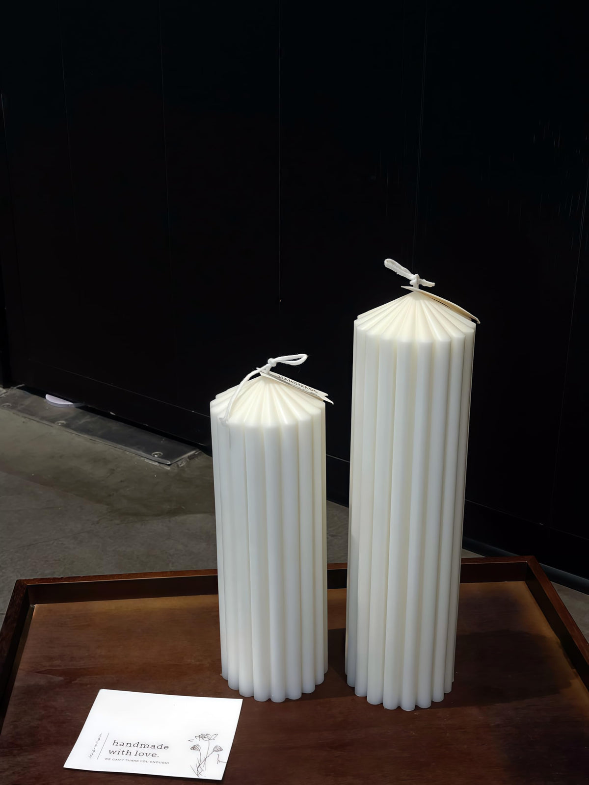Hyznengu Ribbed Peak Pillar Candle- Large Handmade Scented Soy Wax Candle with Elegant Bubble Aesthetic， Housewarming Gift, Shelf & Coffee Table Centerpiece, White (Medium)