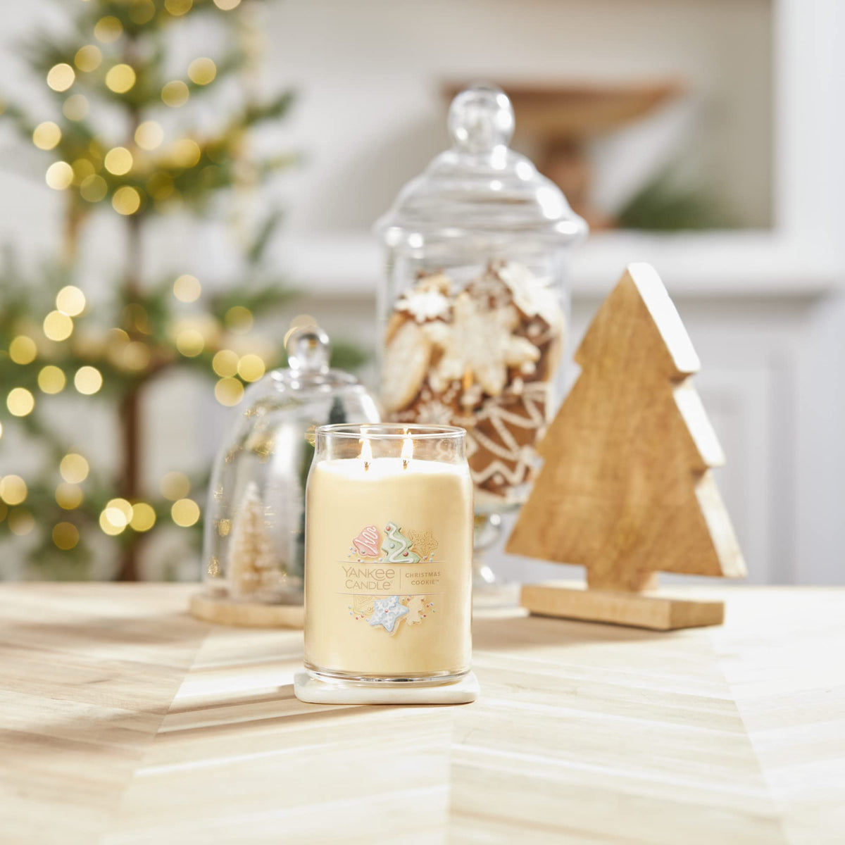 Yankee Candle Christmas Cookie Scented Signature 20oz Large Jar 2-Wick Candle Over 60 Hours of Burn Time Gifting Home Decor Vanilla Butter Scent