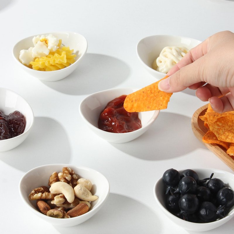 UIBFCWN Ceramic Dipping Bowls, 1.7 Oz Ceramic Soy Sauce Dishes, Porcelain Dipping Sauce Cup Pinch Bowls, Mini Bowl for Side Dishes ketchup Condiment Server Charcuterie BBQ and Party, 50 Pack