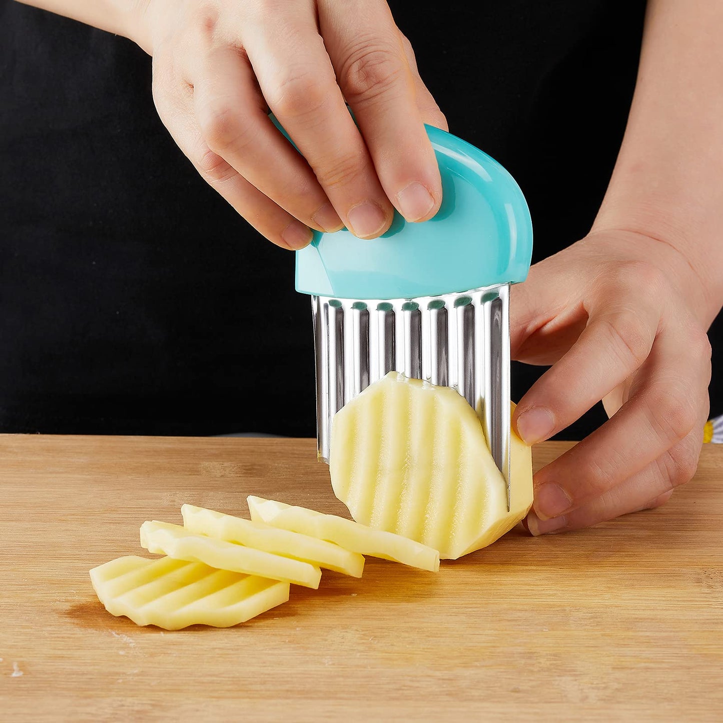 Crinkle Cutter, Stainless Steel Waffle Fry Cutter, Wavy Chopper for Veggies Potato Carrots Butter Lettuce, 2 PCS(Green and Blue)