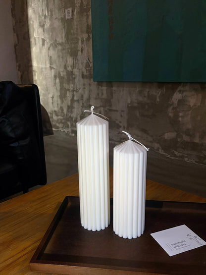 Hyznengu Ribbed Peak Pillar Candle- Large Handmade Scented Soy Wax Candle with Elegant Bubble Aesthetic， Housewarming Gift, Shelf & Coffee Table Centerpiece, White (Medium)