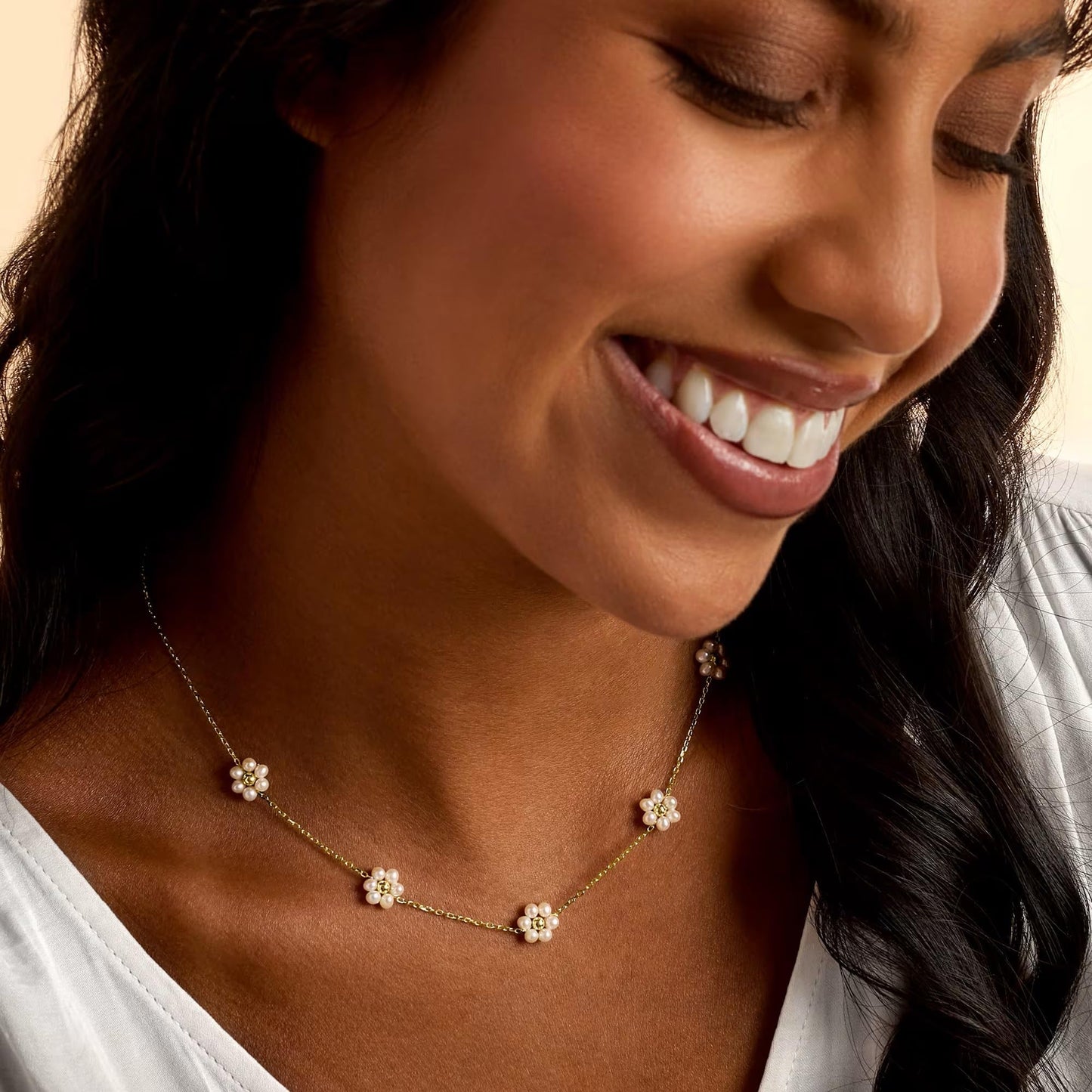 SmileBelle Daisy Pearl Necklace, Dainty Pearl Choker Necklace for Women as Flower Necklace Gift, 14K Gold Plated Stainless Steel Summer Merch as Birthday Gifts for Her Daisy Costume Gift