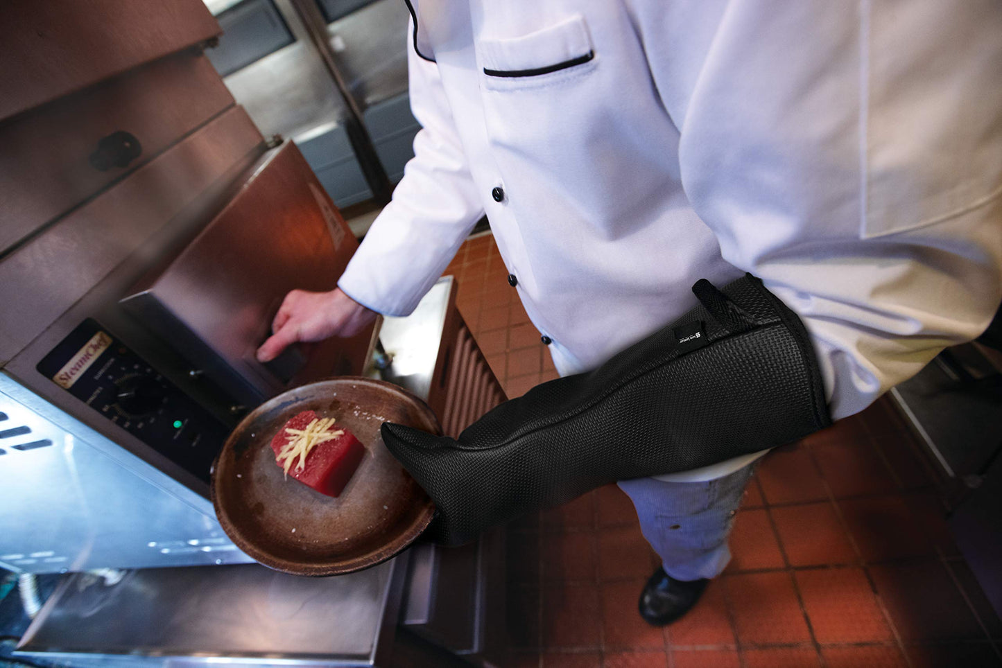 San Jamar Ultigrip Oven Mitt with Heat and Cold Protection for Cooking, Bakeries, Kitchens, And Restaurants, Neoprene, 17 Inches, Black, 1 Count