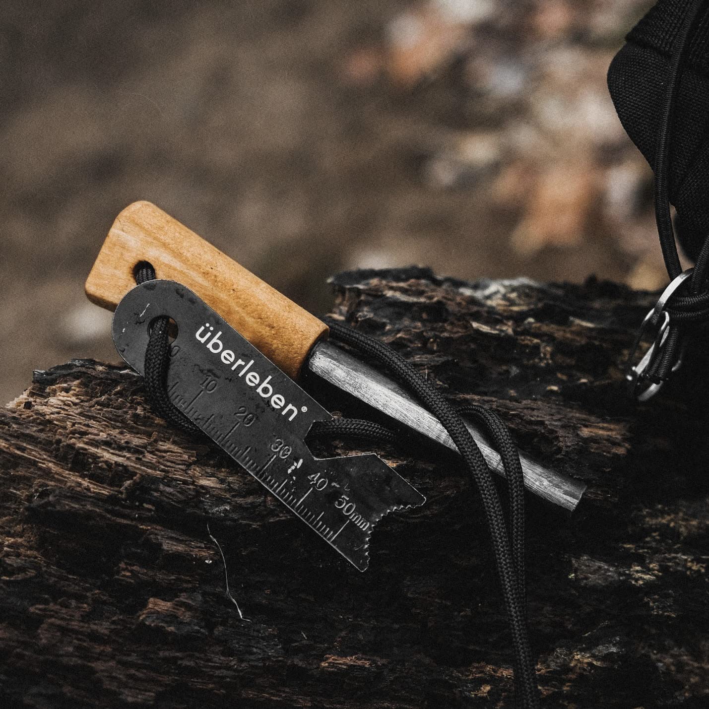 Überleben Zünden Original Ferro Rod Fire Starter for Survival – Up to 15,000 Strikes, 3/8" Thick Fire Steel with Striker – Waterproof Camping Flint and Steel with Hardwood Handle and Lanyard