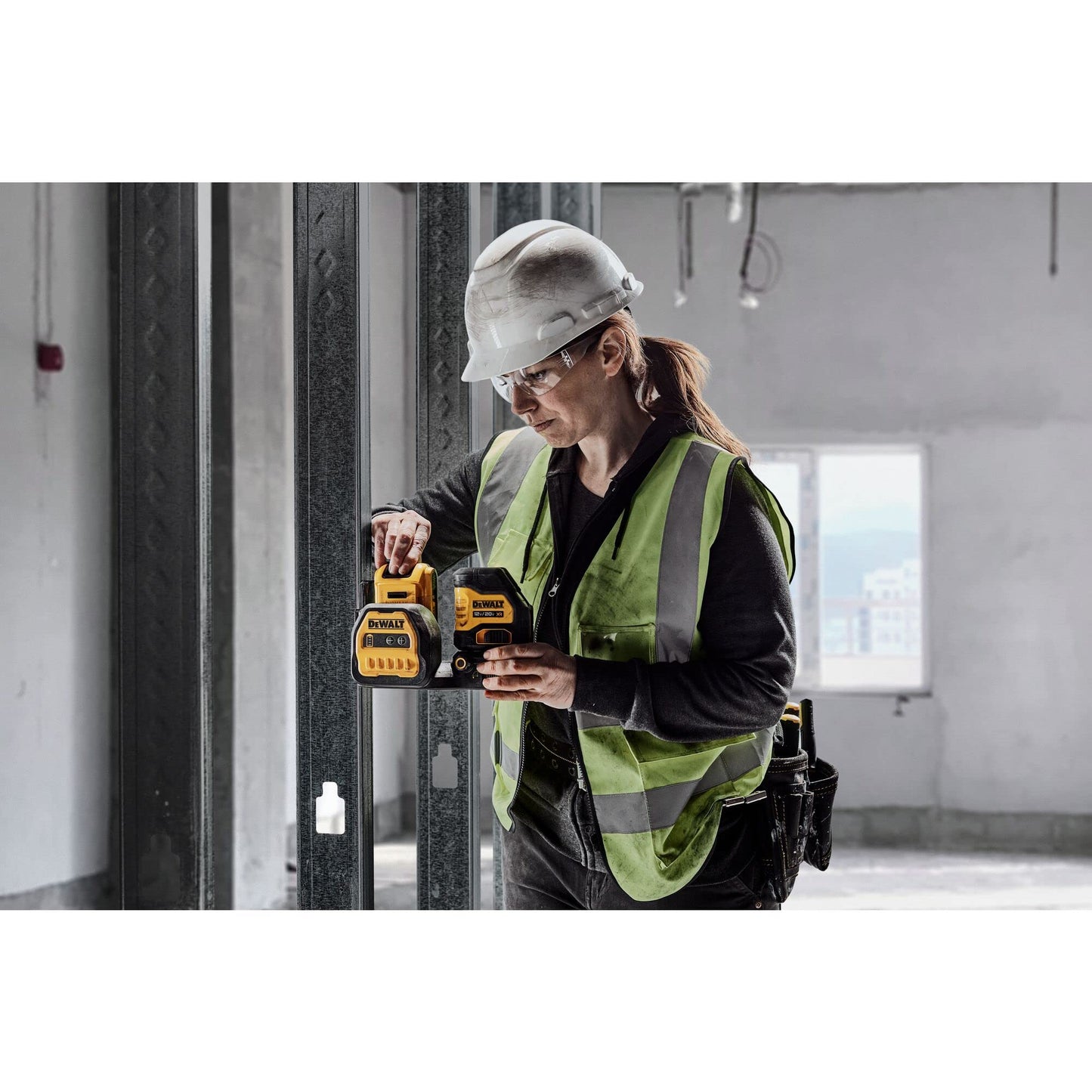 DEWALT 20V/12V MAX Laser Level Kit, Cross Line Laser, Green (DCLE34020G)