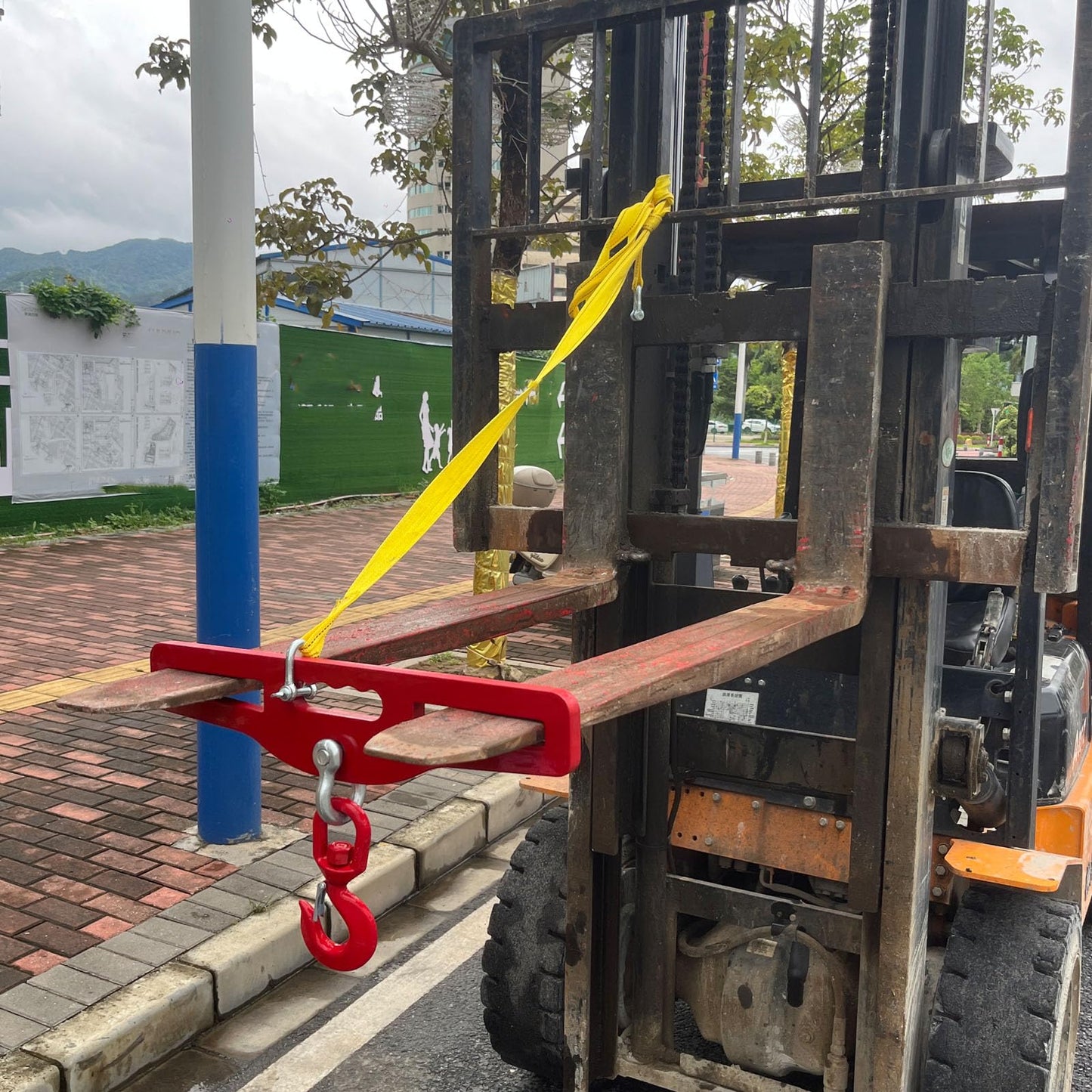 Forklift Lifting Hook,Forklift Lifting Hook Attachment，6600lbs Capacity Forklift Lifting Hoist（3 Ton）,Dual Fork Mount，with Swivel Hook