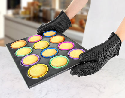 New Star Foodservice Commercial Grade Silicone Oven Mitts, Black Set of 2, Heat Resistant Waterproof Kitchen Gloves, Textured Non-Slip Grip, Oven, Grill, Baking, and Cooking Mitts