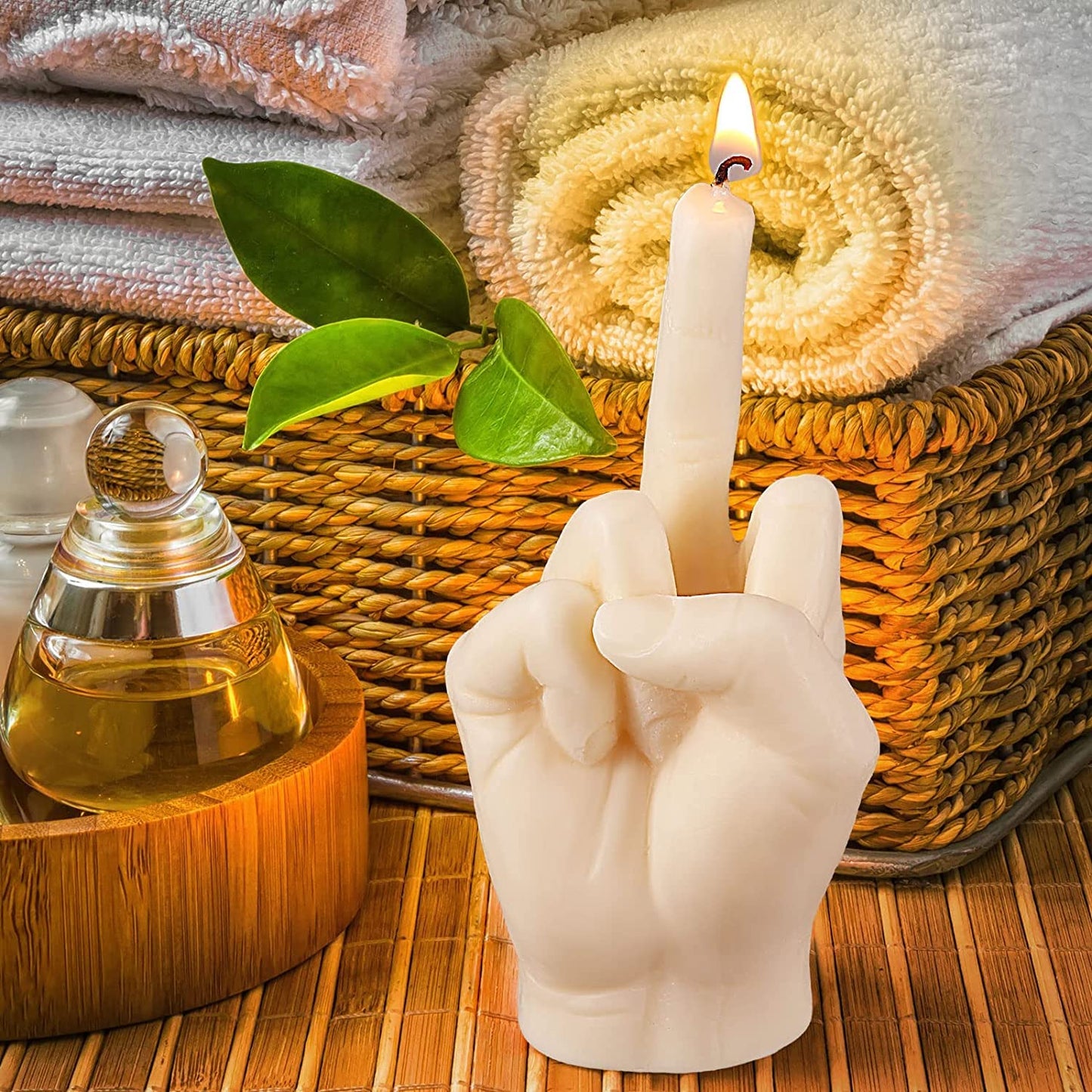2 PiecesMiddle Finger Aesthetic Scented Candles, Soybean Scented Candles, Hand Carved Aromatherapy Gesture Candles, Suitable for Home Decoration, Bedroom, Room Supplies, and Decoration (White)