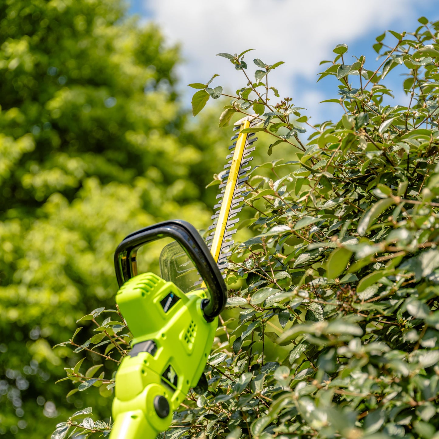 Earthwise CVPH43018 Corded 4.5 Amp 2-in-1 Convertible Pole Hedge Trimmer, Green