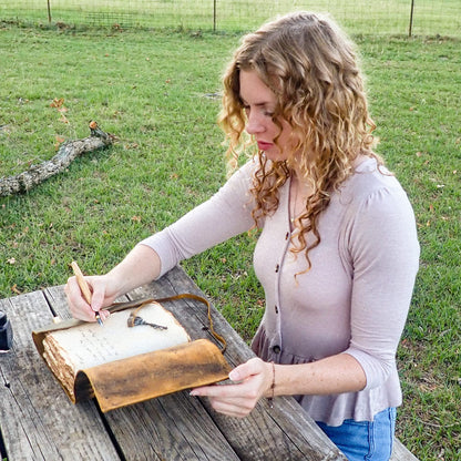 LEATHER VILLAGE Vintage Leather Journal – 200 Handmade Vintage Deckle Edge Paper – Leather bound Journal For Women Men – Vintage Key Closure - Book of Shadows - Cappuccino Brown - 6X4 inches (A6)