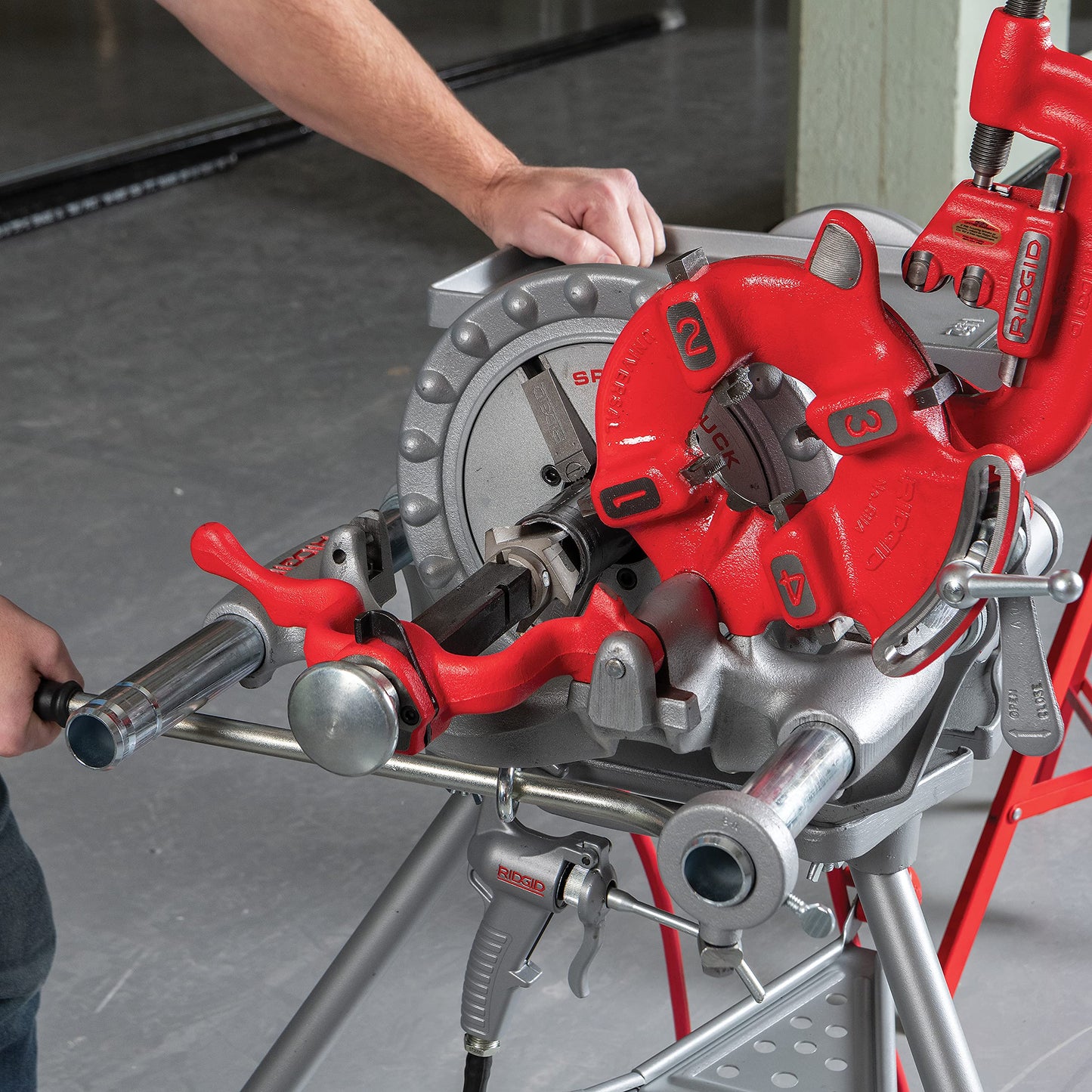 RIDGID 15682 Model 300 Power Drive Complete, 38 RPM Pipe Threading Machine with 1/2-Inch to 3/4-Inch, 1-Inch to 2-Inch Universal Alloy Threading Die Heads, Oiler