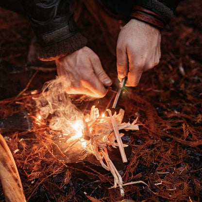 Überleben Zünden Original Ferro Rod Fire Starter for Survival – Up to 15,000 Strikes, 3/8" Thick Fire Steel with Striker – Waterproof Camping Flint and Steel with Hardwood Handle and Lanyard